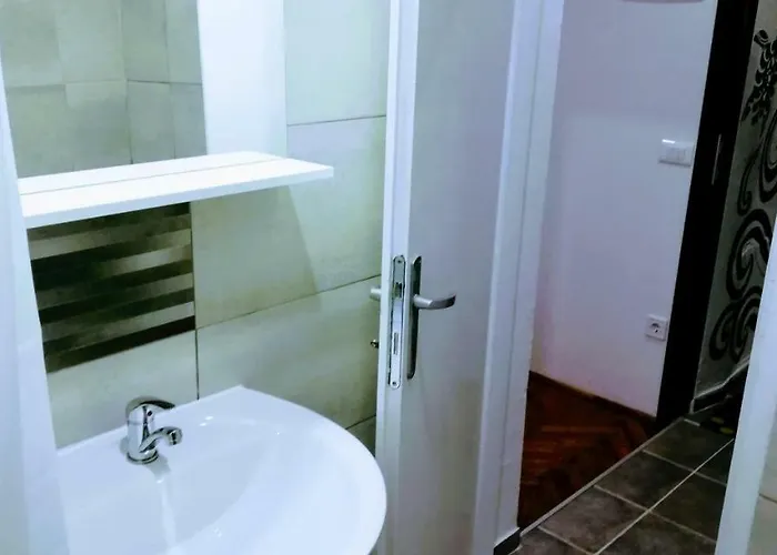 Zpula Center And בית הארחה פולה